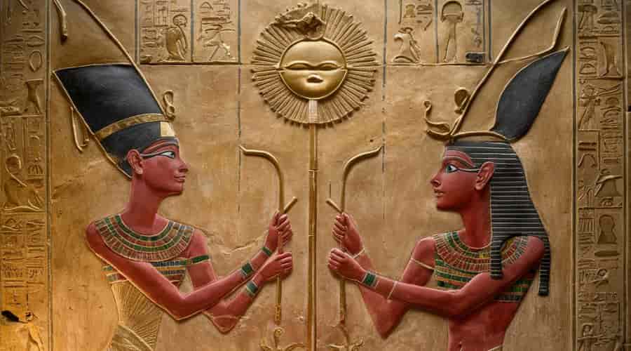 Ancient Egyptian art of Nefertiti and Akhenaten worshipping Aten